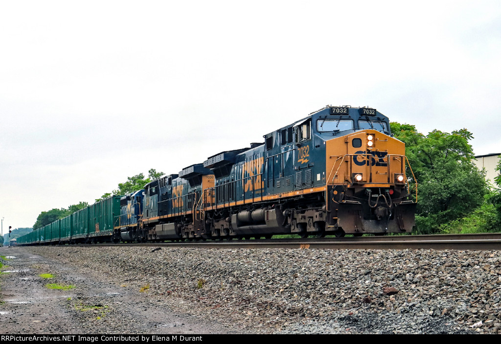 CSX 7032 on M-301